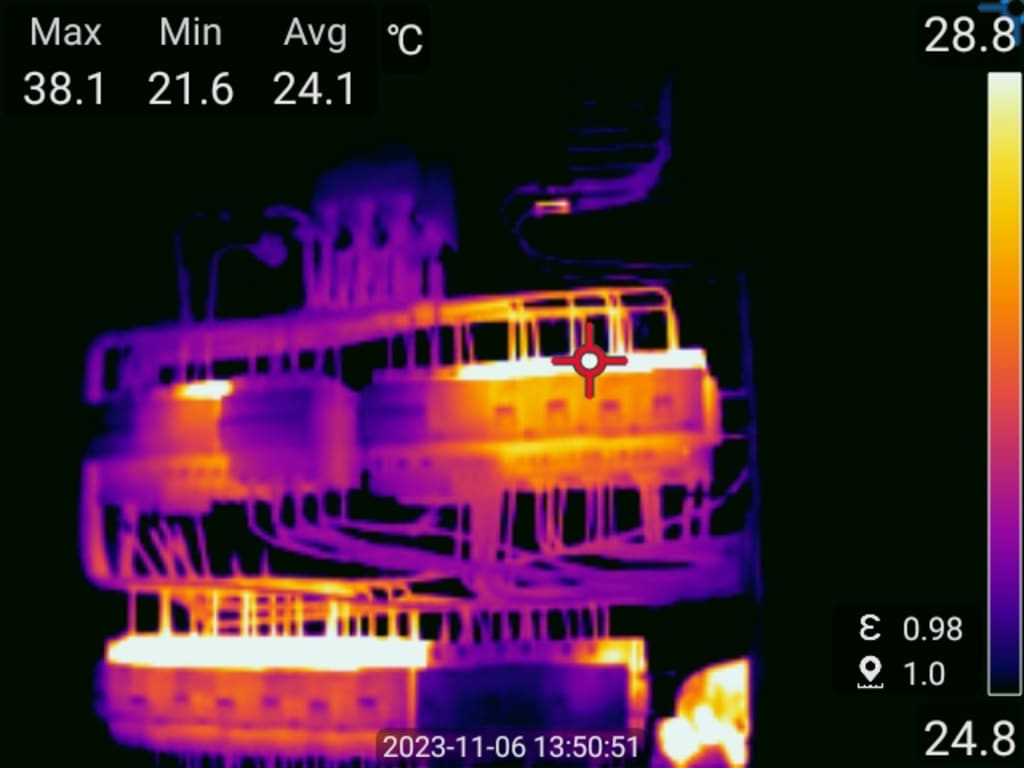 Warmtebeeldopname van een gebouw met weergegeven temperatuurwaarden.