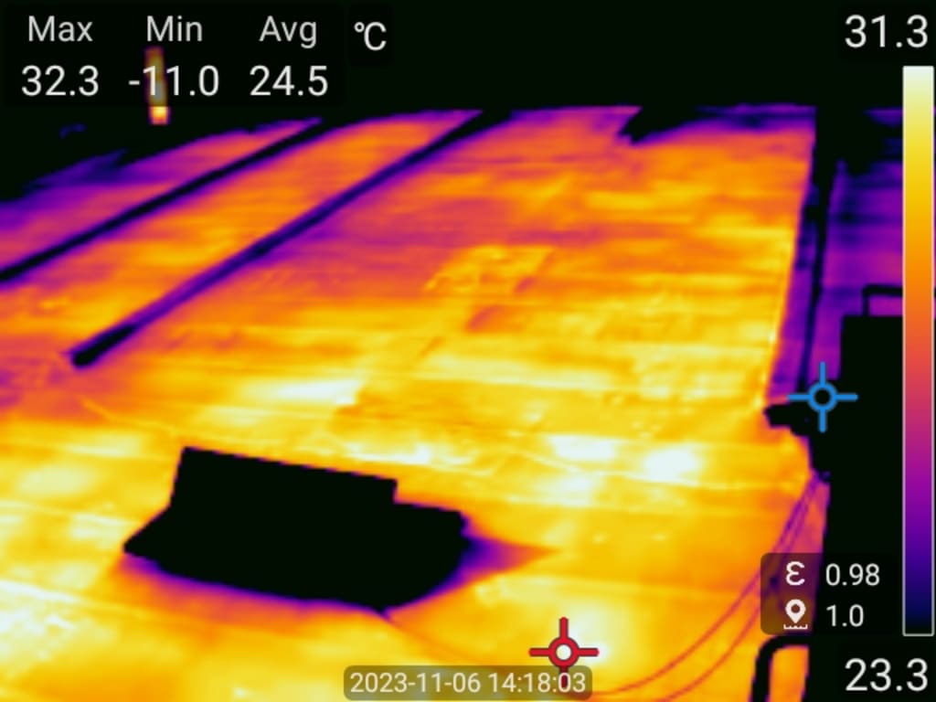 Warmtebeeld van een oppervlak met weergegeven temperatuurmetingen.