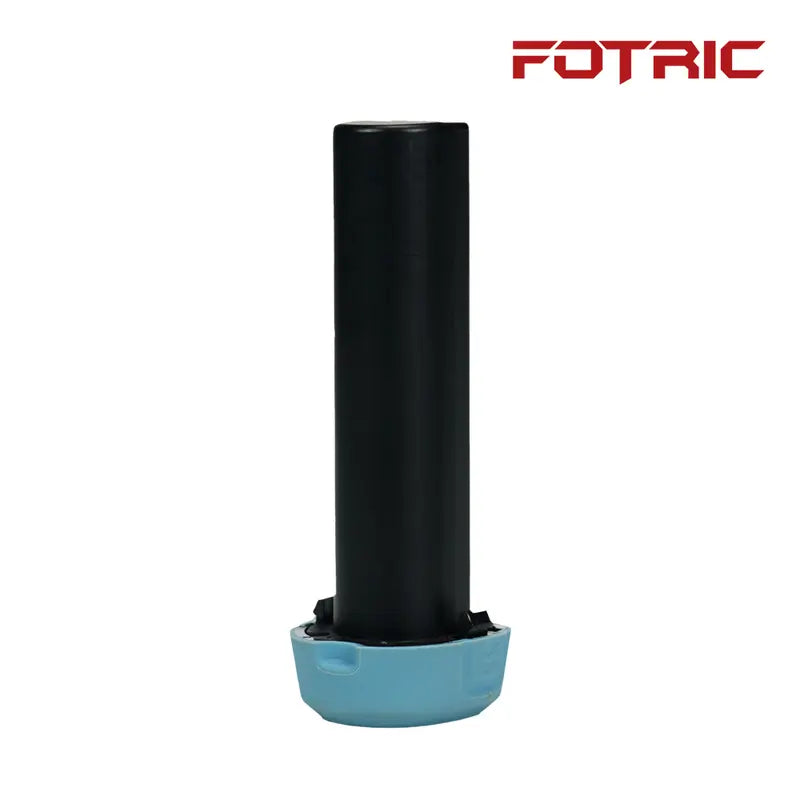 Zwarte cilindervormig object met blauwe basis op een witte achtergrond, met het merk Fotric.